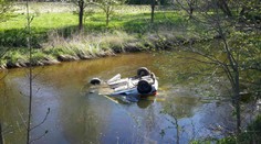 Auto zůstalo v řece převrácené na střeše! Řidičku zachránili svědci