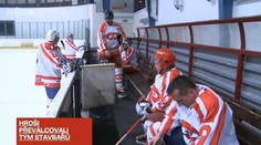 HOKEJOVÝ PRALES: Jen dva obránci, pilka a jediný fanoušek v hledišti
