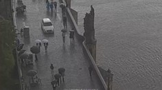 VIDEO: Po Karlově mostě se prohánělo auto, lidé sotva stačili uskakovat