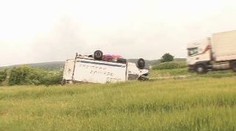 Dodávka se převrátila, na silnici se válely salámy