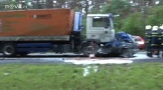 Řidič přišel při nehodě o hlavu. Umíralo se i při dalších nehodách