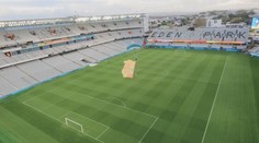 Poslední tři dny do startu MS žen. Parašutista přistál na stadionu a užíval si Haku