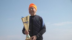 VIDEO: Nový rekord: 89letý Polák se stal nejstarším aktivním surfařem na světě