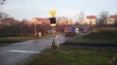 Náklaďák strhl trakční vedení. Vlaky mezi Brnem a Přerovem stojí