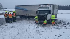 Špatné počasí uzavřelo hraniční přechody. Staly se desítky nehod