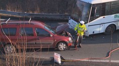Řidič proti slunci neviděl autobus a napálil to do něj. 5 zraněných!