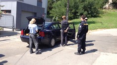 Muž pod vlivem drog nejprve málem srazil na přechodě ženu, poté ujížděl policistům!
