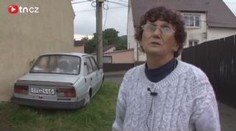 Přišla o dům, tak žije se psem ve staré škodovce