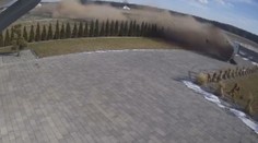 VIDEO: Auto se po nehodě prokutálelo zahradami domů. Zachytily to kamery