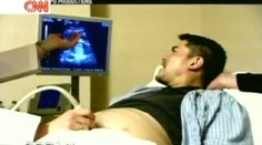 Slavný těhotný muž chce stále rodit! Nabízí se bezdětným párům