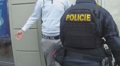 50letý cizinec si vzal muže na noc do hotelu. Přišel o peníze, boty i hodinky