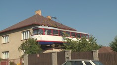 U domu v Jihlavě mají netradiční atrakci. Na garáž si dali tramvaj