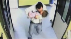 Mrazivé video: Muž nese do nemocnice holčičku (1), kterou znásilnil a zabil