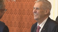 Zeman v Německu žertoval o výšce politiků, debatoval o brexitu