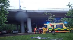 Vážná nehoda v Ostravě! Auto prorazilo zábradlí a spadlo z mostu. FOTO