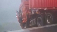 VIDEO: Po pádu mostu zůstal muž uvězněný v kabině stovky metrů nad propastí