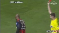VIDEO: Šlapákem sestřelil soupeře. Pak ho objal