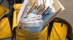 Skandál České pošty: dopisy a složenky házela doručovatelka do kontejneru
