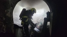 V Praze hořel byt přeplněný odpadky. Dva psi v ohni zahynuli