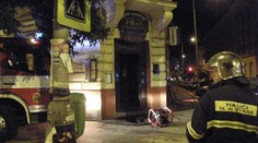 Žhář vypálil restauraci v Praze, hodil do okna barel s hořlavinou