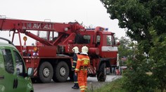 Škoda za miliony! Šofér náklaďáku sledoval navigaci a nevšiml si přejezdu. Srazil ho vlak