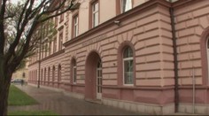 Chtěl POLICISTU za jízdy vyhodit z auta! Dostal 14,5 roku!
