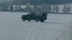 Vjezd pouze na vlastní nebezpečí: Řidiči si zkracují cestu přes zamrzlé Lipno