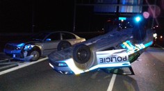 Náraz převrátil policejní auto. Policisté museli uskočit za svodidla