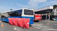 Autobus srazil v Domažlicích seniorku. Je vážně zraněná