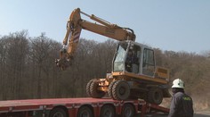 Ukradené bagry zloději ukryli do lesa. Marně, policie je objevila