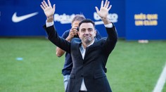 Xavi byl uveden do funkce. Fanoušci skandovali jeho jméno, přál i Messi