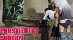 Prostitutky souloží s klienty přímo na ulici