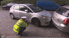 Ženě v Praze ujelo auto s malými dětmi, zastavilo u rušné křižovatky