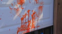 Mrtvola bez hlavy před garáží: Sousedé nechápou halloweenskou legraci...