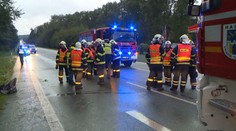 Cisterna hasičů se srazila s autem, ve kterém jela rodina. 2 zranění