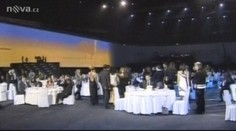 VIDEO: Vladimir Putin hrál na klavír a zpíval hollywoodským hvězdám