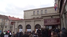 Sjezd ČSSD v domě hrůzy: Plíseň, padající omítka a díra na záchodě