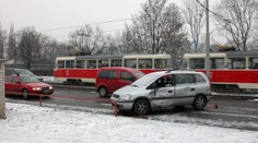 V Praze se srazila tramvaj s autem. Řidička je zraněná