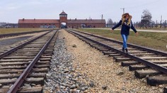 Lidé nemají úctu k obětem nacismu! Pózují na kolejích smrti
