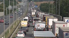 Na dálnici D1 na Vysočině se kvůli nehodě tvoří kolony, situaci komplikuje hustá mlha