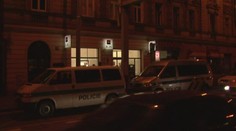 S pistolí přepadl banku v Praze. Je na útěku