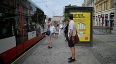 O kouření na zastávce rozhodují centimetry! Kde už zákaz neplatí?
