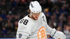 Hází Pastrňákovi klacky pod nohy? Bruins nesplnili podmínku českého hráče