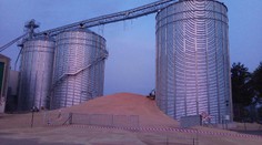 Silo nevydrželo. Tisíc tun pšenice zasypalo Bystřici