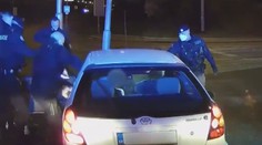 Řidič jel jako šílenec, na policisty vytáhl pepřový sprej i obušek