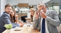 Kolega v práci kašle a smrká, zuří muž. Do sporu se vložili advokáti