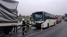 Autobus s 15 pasažéry nedobrzdil, řidiče museli vystříhat hasiči