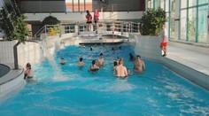 Žáci dostali pololetní vysvědčení. Někteří mohou do bazénu nebo zoo zdarma