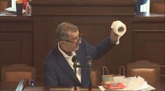 VIDEO: Rozzuřený Babiš se v Poslanecké sněmovně oháněl toaletním papírem