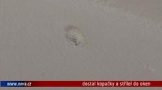 VIDEO: Dostal kopačky a střílel do oken